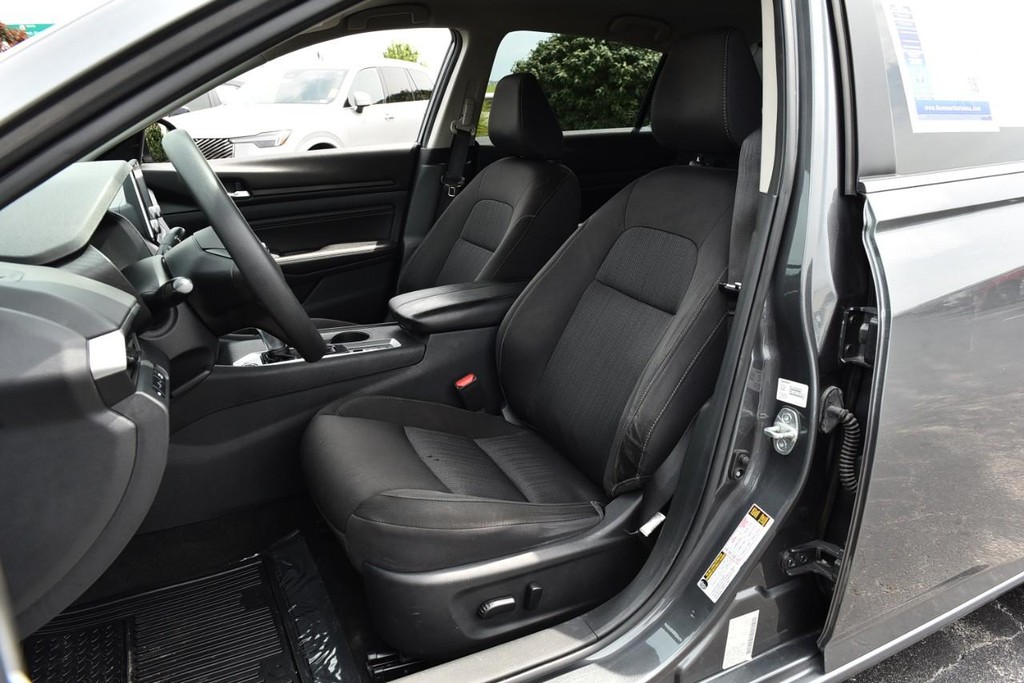 Nissan Altima Vehicle Image 18