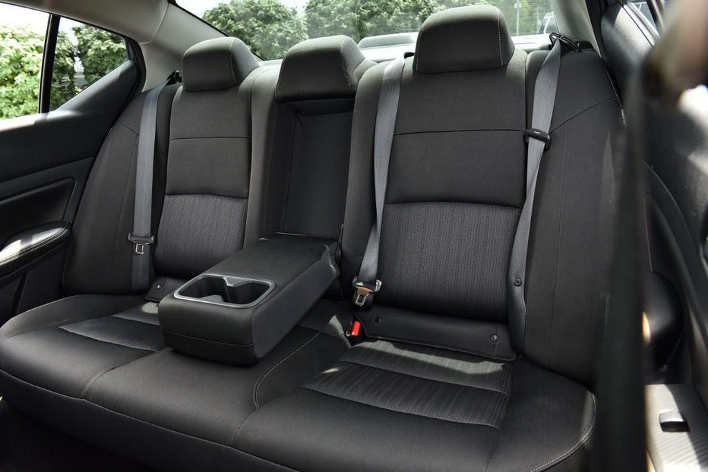 Nissan Altima Vehicle Image 20