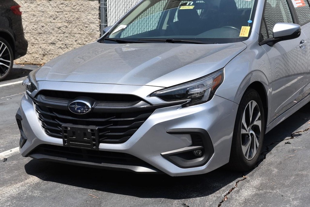 Subaru Legacy Vehicle Full-screen Gallery Image 2