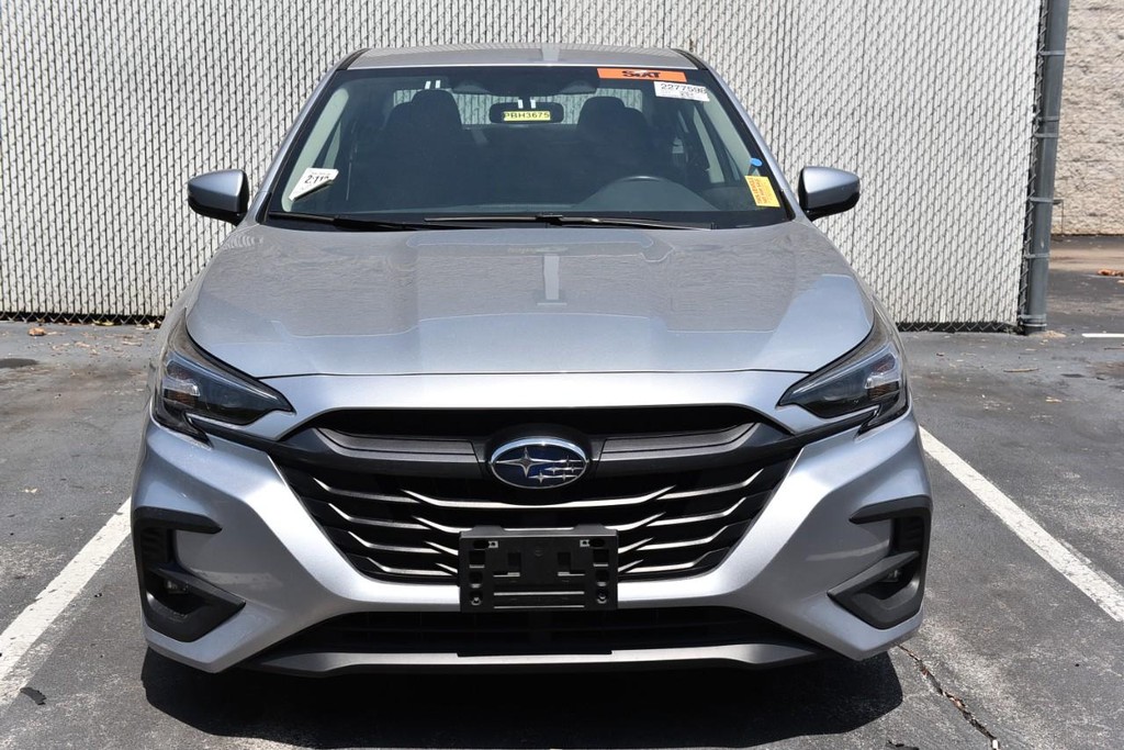 Subaru Legacy Vehicle Full-screen Gallery Image 3