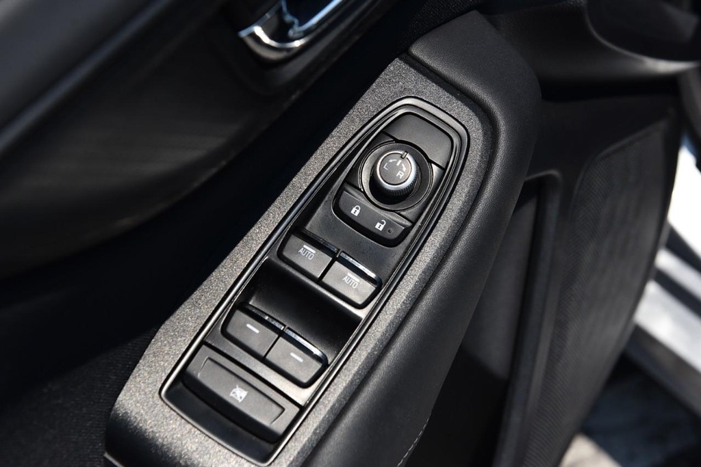 Subaru Legacy Vehicle Image 08