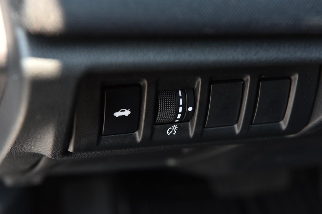 Subaru Legacy Vehicle Image 10
