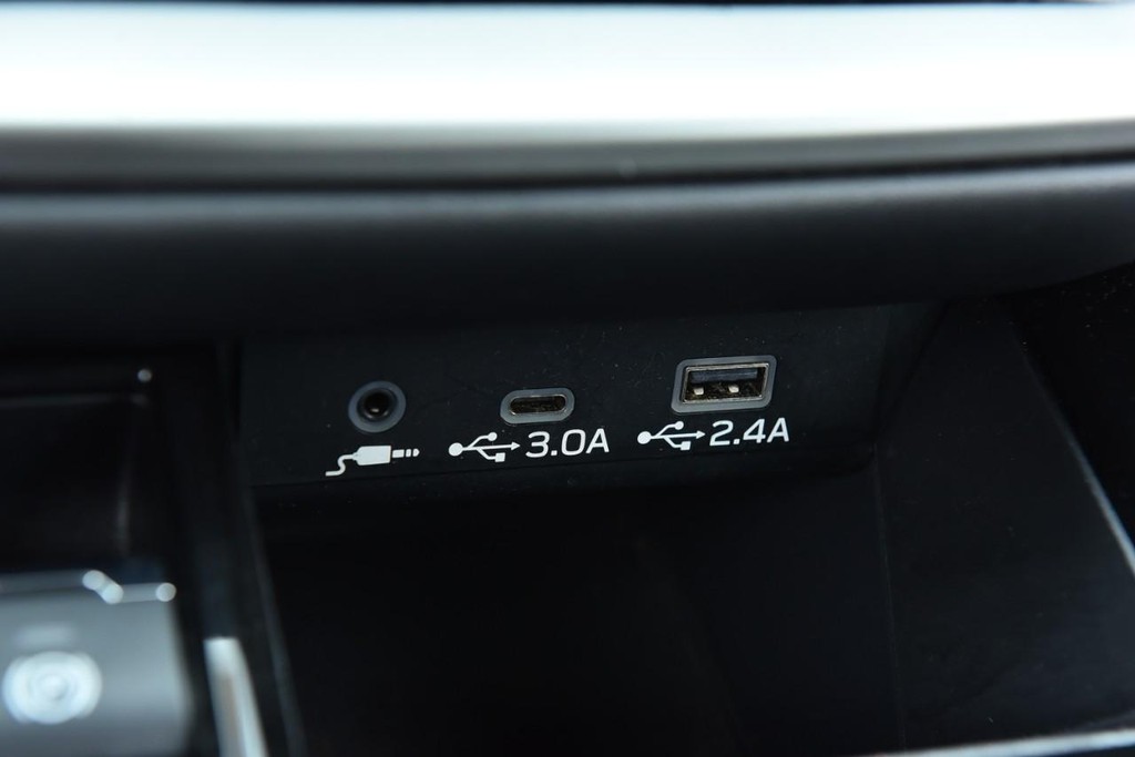 Subaru Legacy Vehicle Image 15