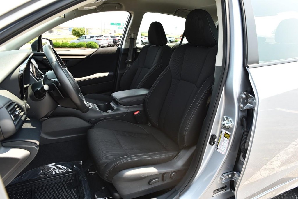 Subaru Legacy Vehicle Image 17