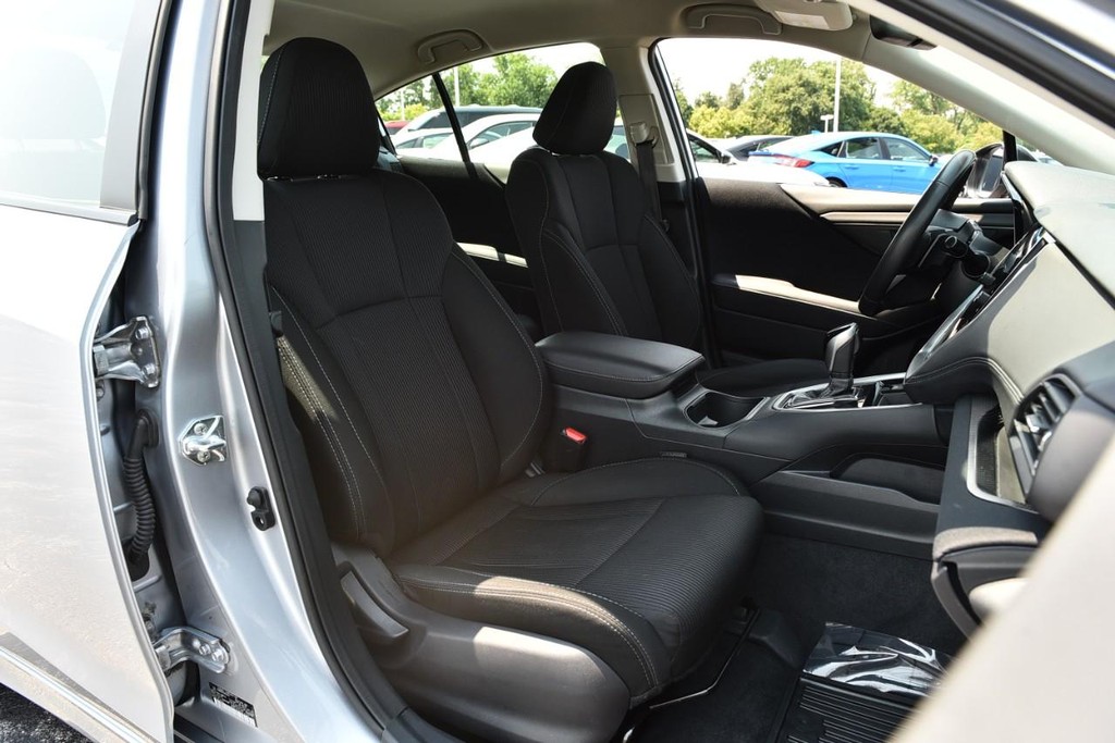 Subaru Legacy Vehicle Image 18