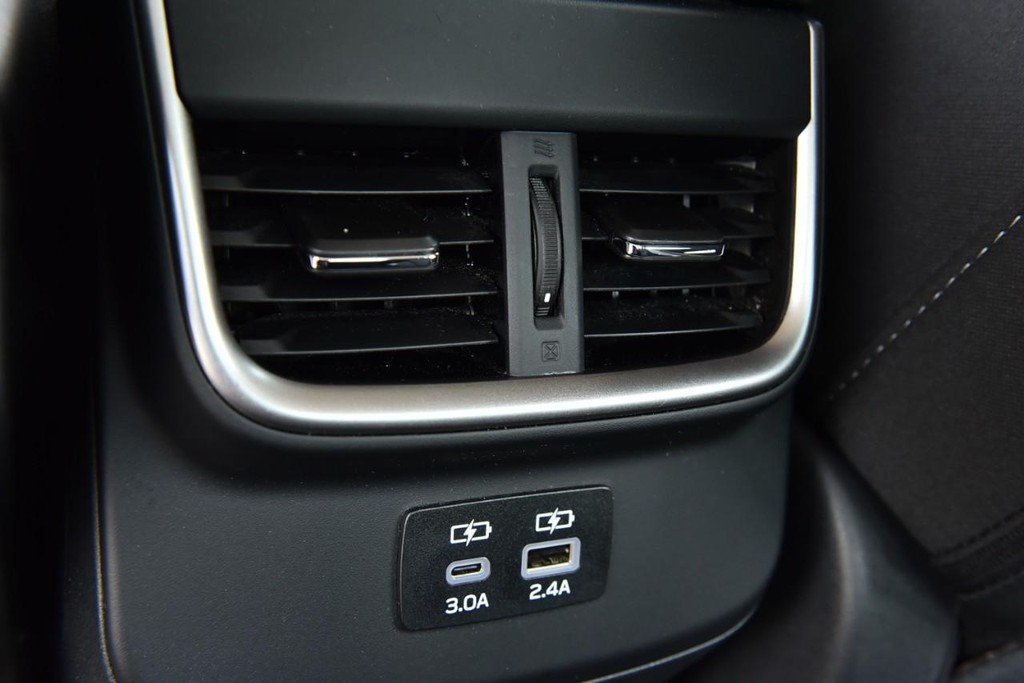 Subaru Legacy Vehicle Image 20