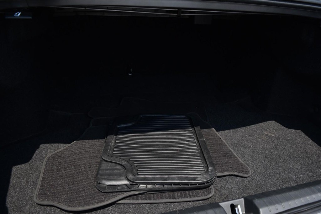 Subaru Legacy Vehicle Image 21
