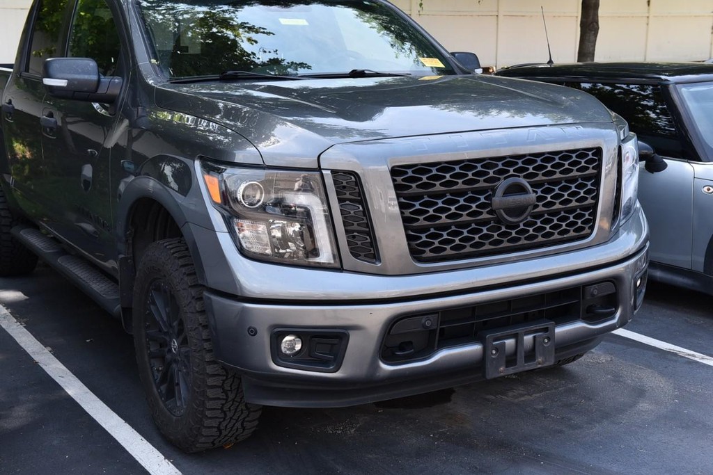 Nissan Titan Vehicle Full-screen Gallery Image 2