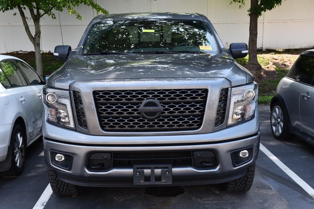 Nissan Titan Vehicle Full-screen Gallery Image 3