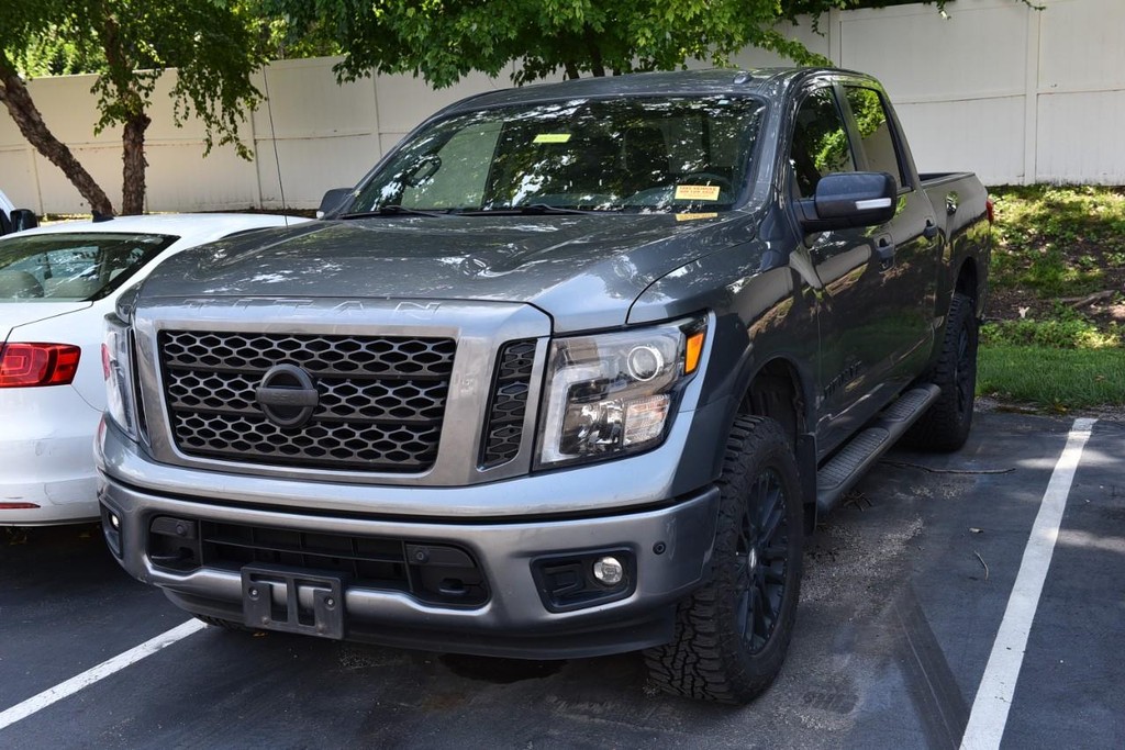 Nissan Titan Vehicle Full-screen Gallery Image 4
