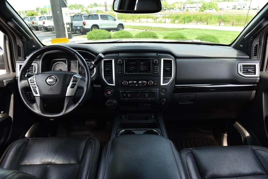 Nissan Titan Vehicle Image 08