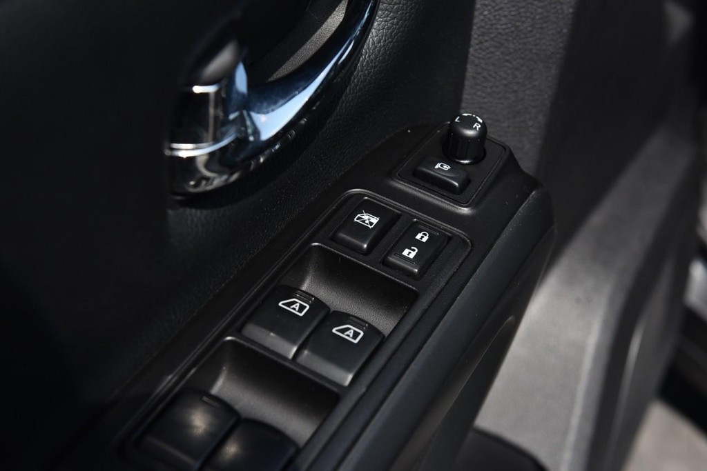Nissan Titan Vehicle Image 09