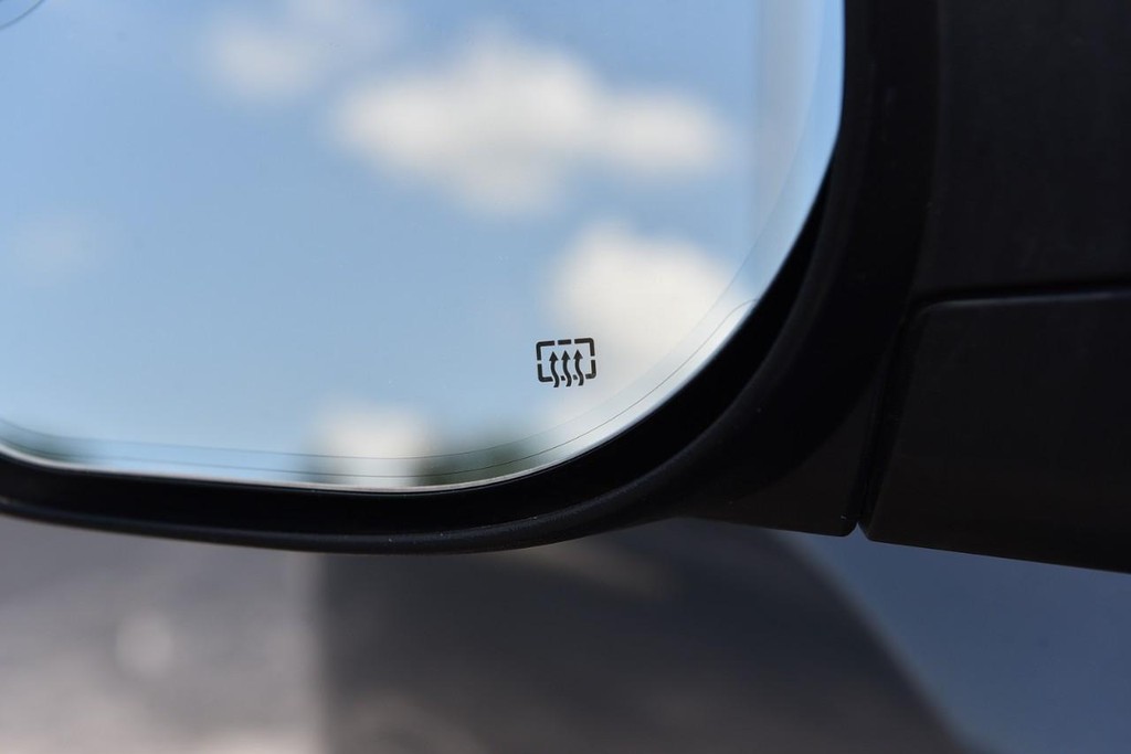 Nissan Titan Vehicle Image 12