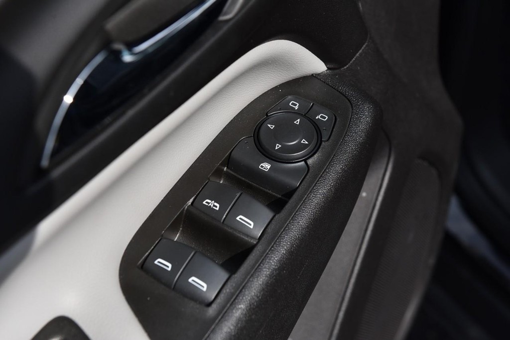 Chevrolet Equinox Vehicle Full-screen Gallery Image 08
