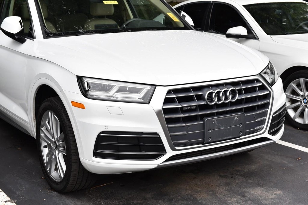 Audi Q5 Vehicle Full-screen Gallery Image 2