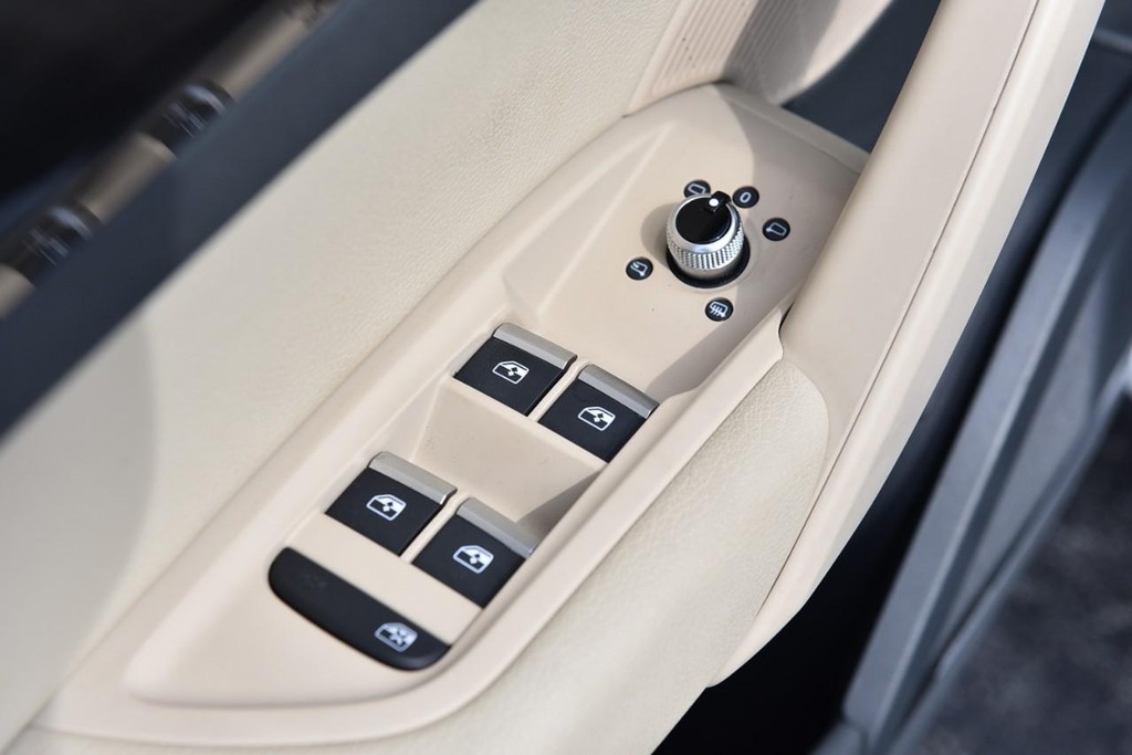 Audi Q5 Vehicle Full-screen Gallery Image 08