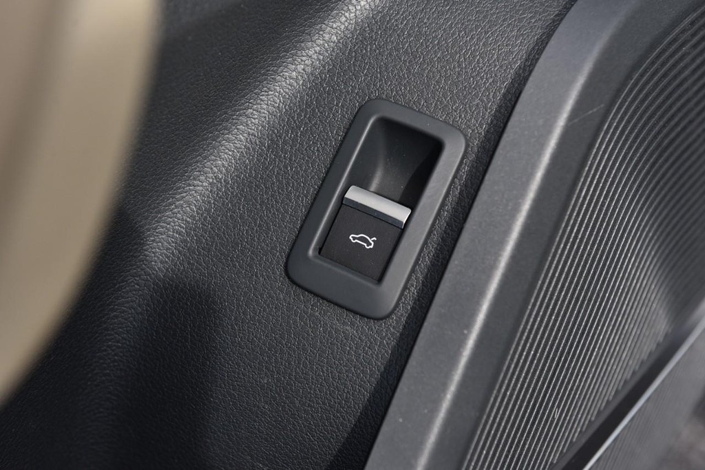 Audi Q5 Vehicle Full-screen Gallery Image 09