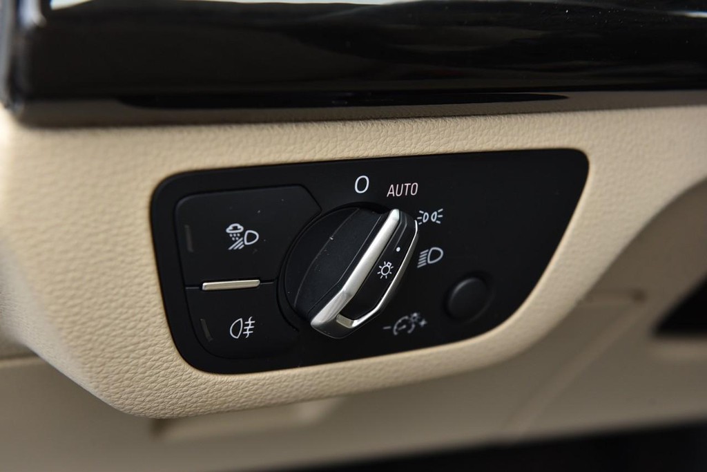 Audi Q5 Vehicle Full-screen Gallery Image 12