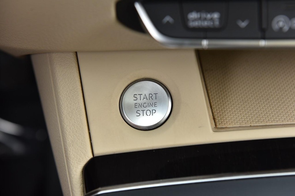 Audi Q5 Vehicle Full-screen Gallery Image 17