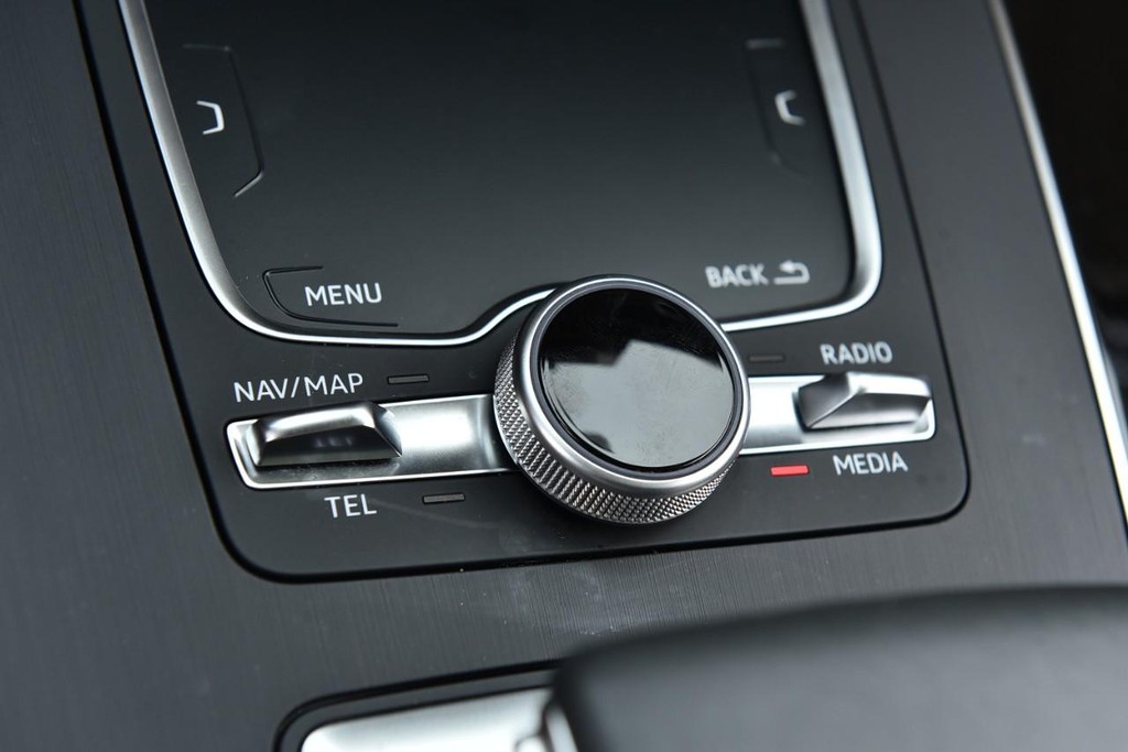 Audi Q5 Vehicle Full-screen Gallery Image 18