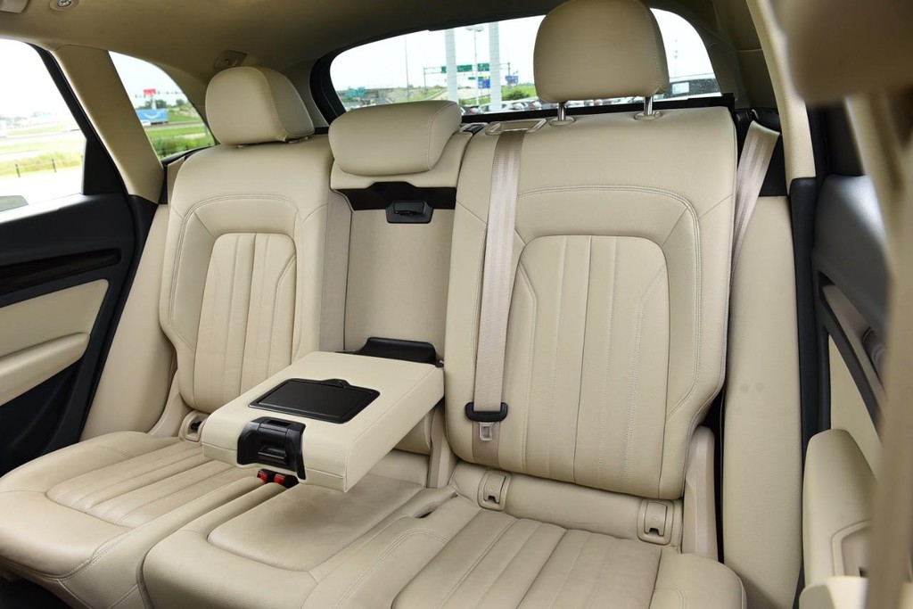 Audi Q5 Vehicle Full-screen Gallery Image 23