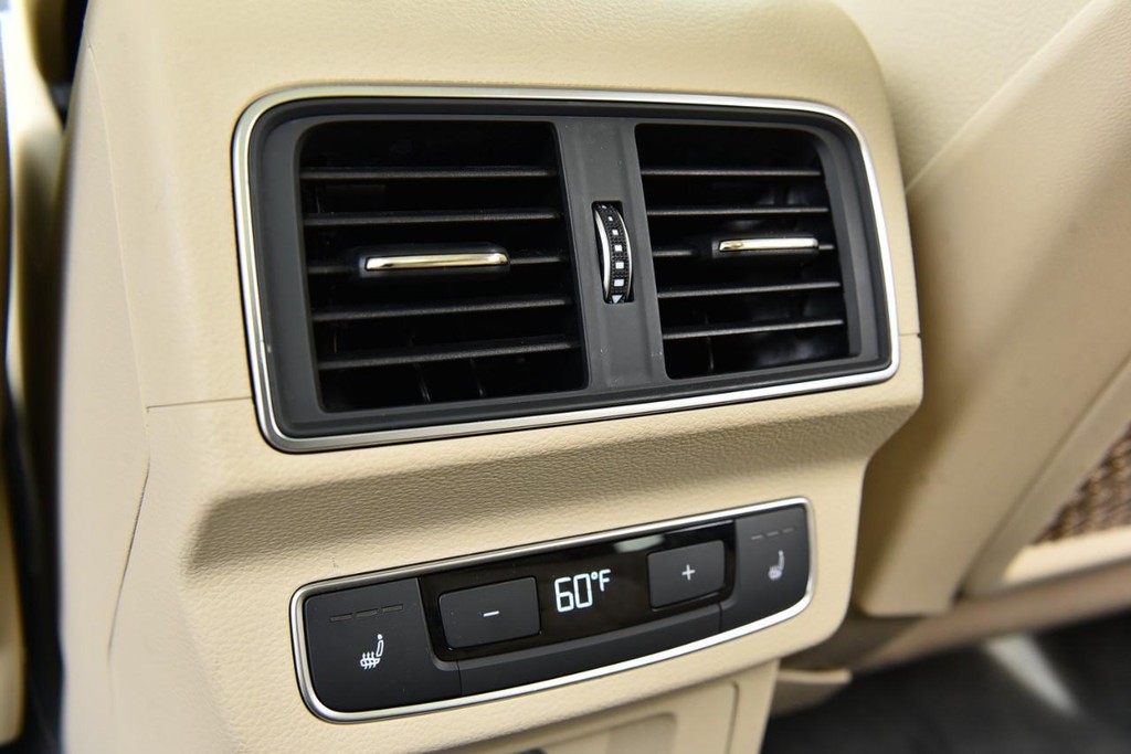 Audi Q5 Vehicle Full-screen Gallery Image 24