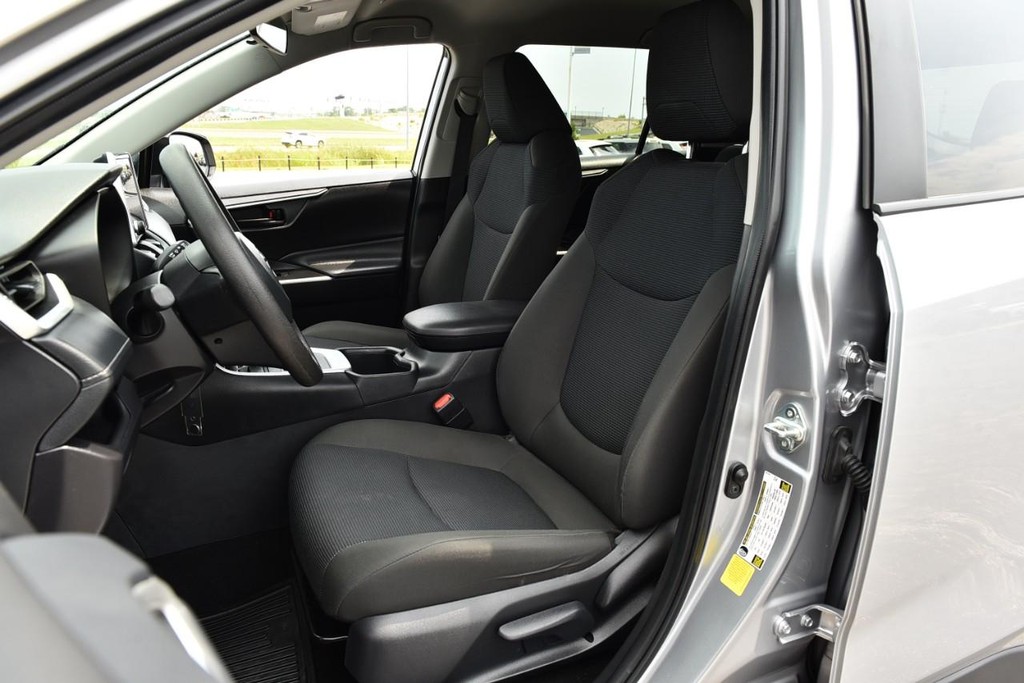 Toyota RAV4 Vehicle Image 16