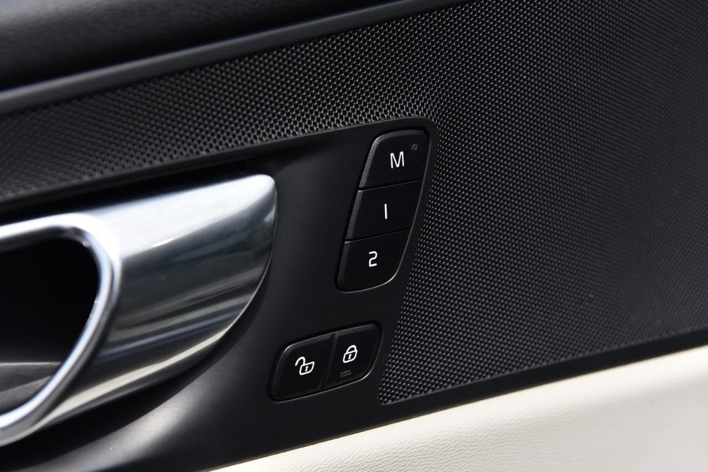 Volvo XC60 Vehicle Image 09