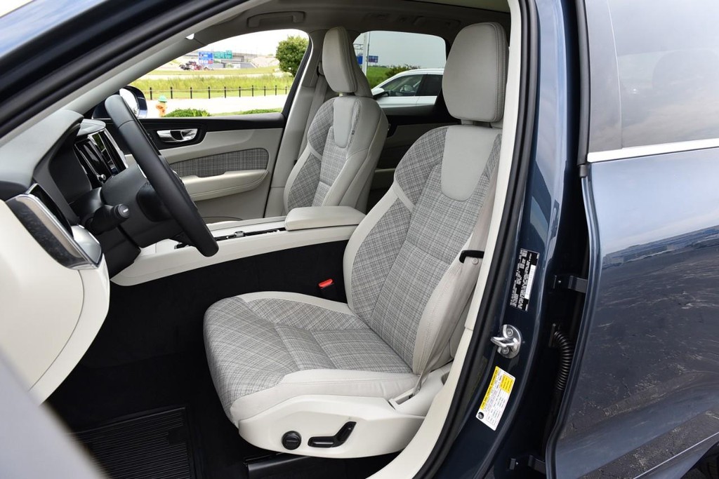Volvo XC60 Vehicle Image 19