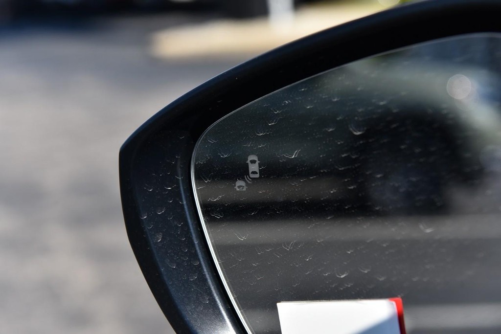 Honda Civic Hatchback Vehicle Image 09