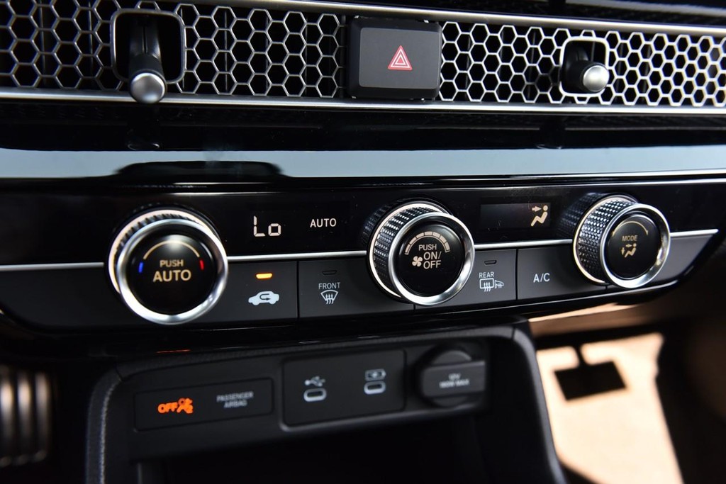 Honda Civic Hatchback Vehicle Image 15
