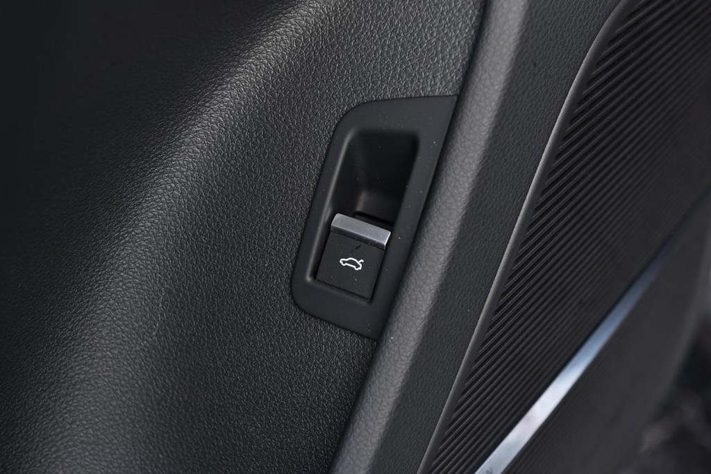 Audi SQ7 Vehicle Image 09