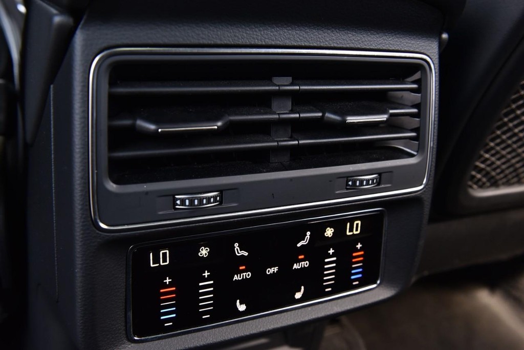 Audi SQ7 Vehicle Image 24