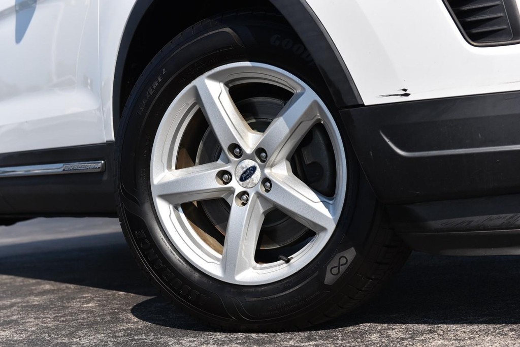 Ford Explorer Vehicle Image 03