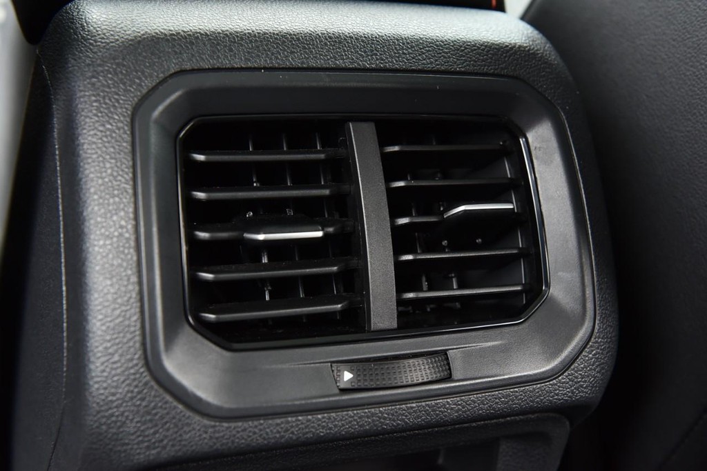 Volkswagen Tiguan Vehicle Image 24