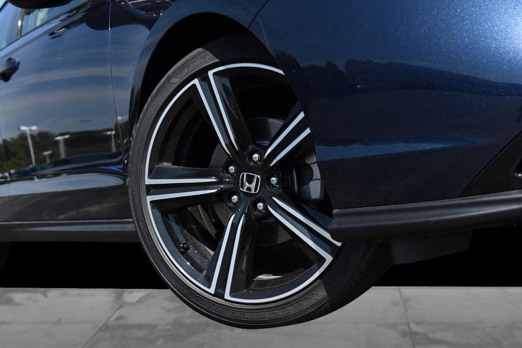 Honda Accord Sedan Vehicle Full-screen Gallery Image 3