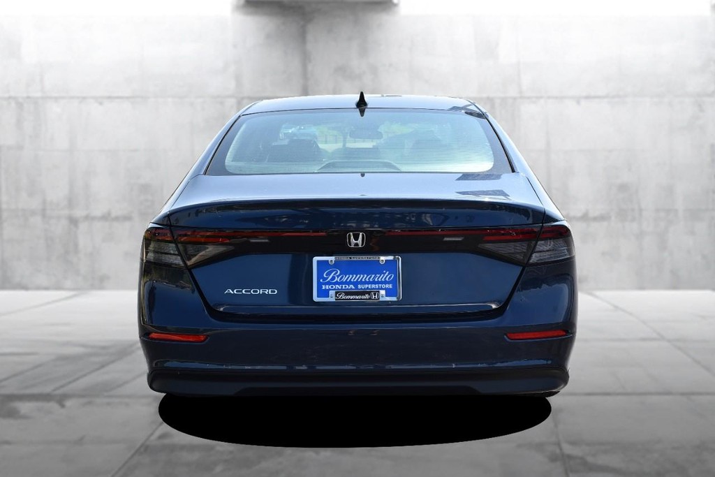 Honda Accord Sedan Vehicle Full-screen Gallery Image 6