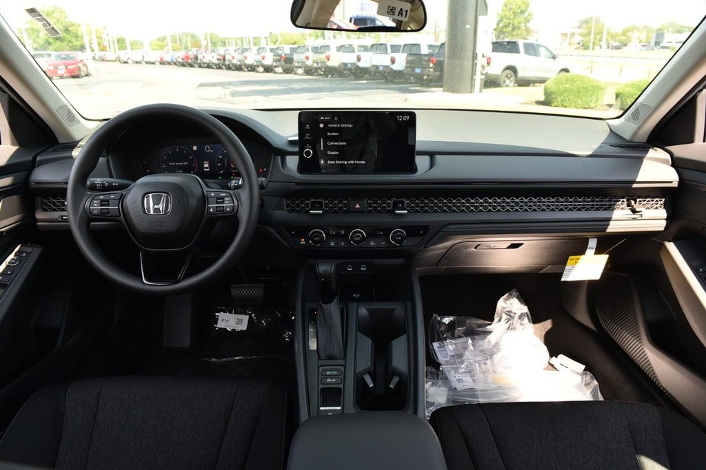 Honda Accord Sedan Vehicle Full-screen Gallery Image 7