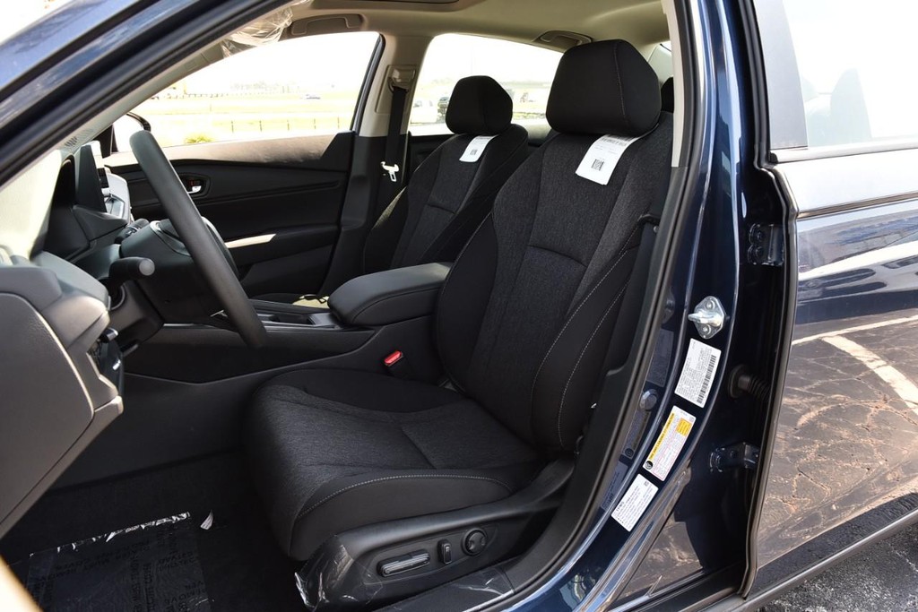 Honda Accord Sedan Vehicle Full-screen Gallery Image 19