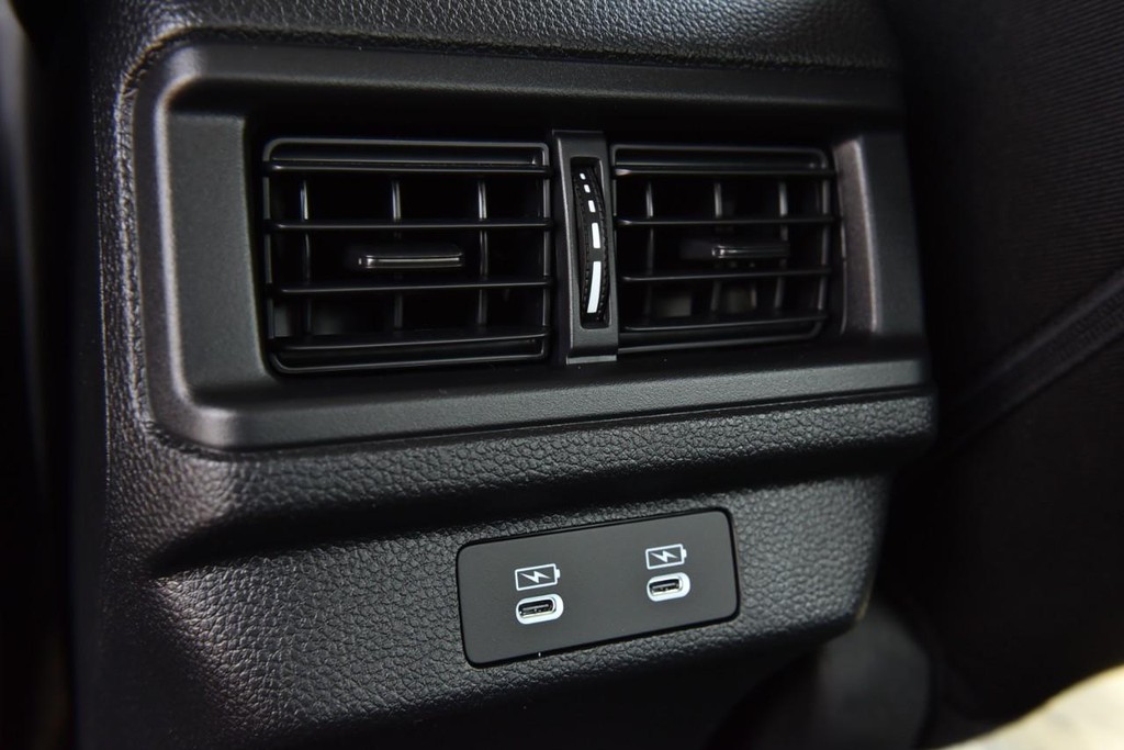 Honda Accord Sedan Vehicle Full-screen Gallery Image 23