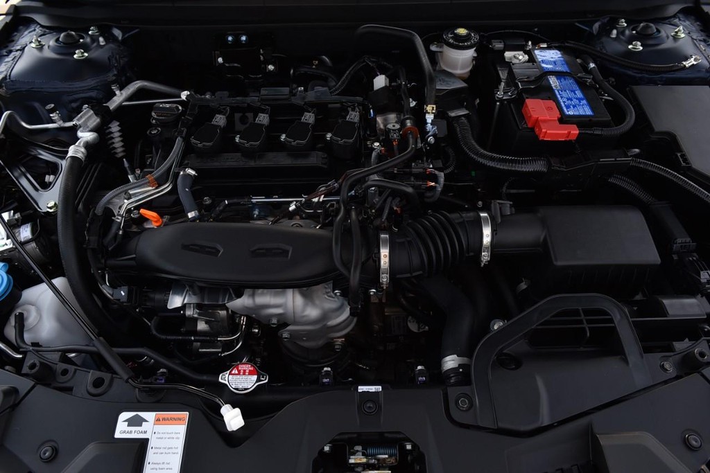 Honda Accord Sedan Vehicle Full-screen Gallery Image 25