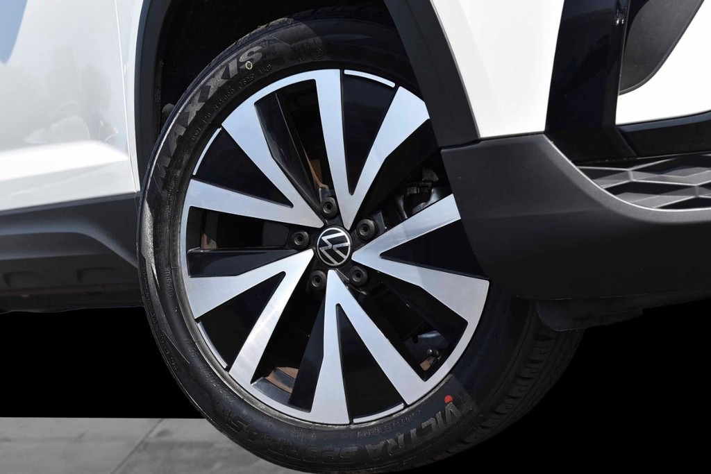 Volkswagen Taos Vehicle Full-screen Gallery Image 3