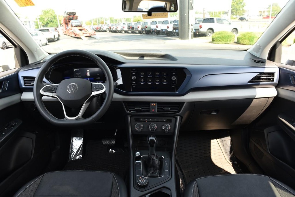 Volkswagen Taos Vehicle Full-screen Gallery Image 7