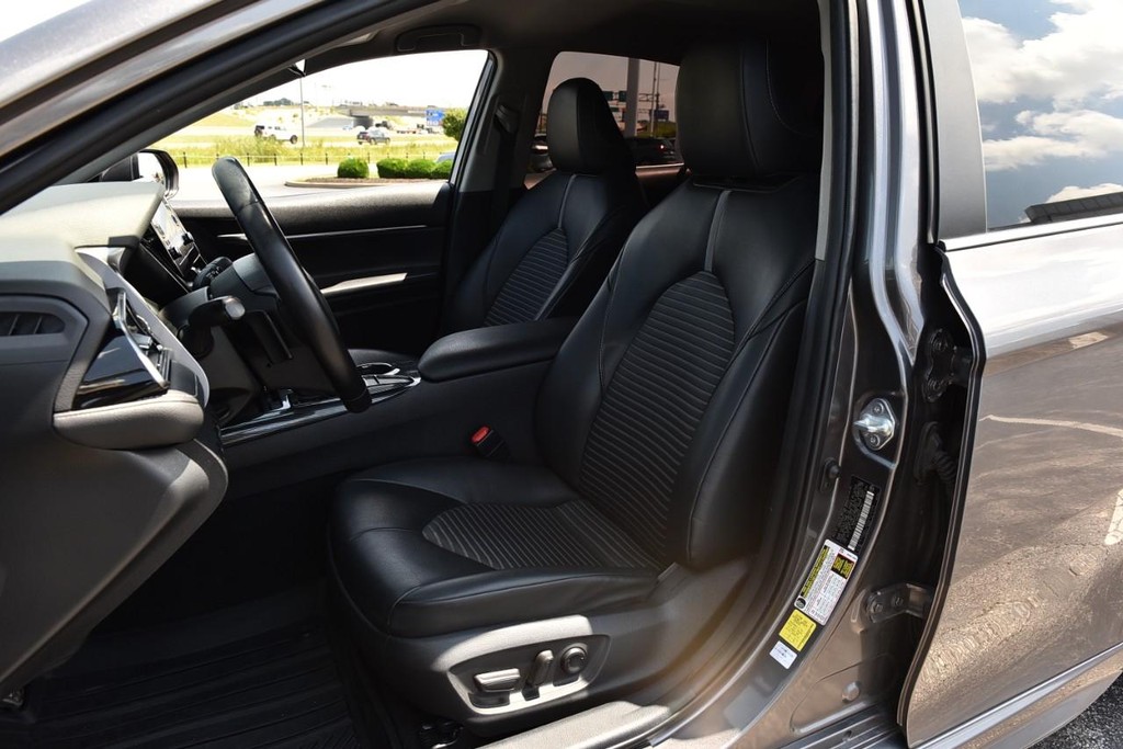 Toyota Camry Vehicle Image 16