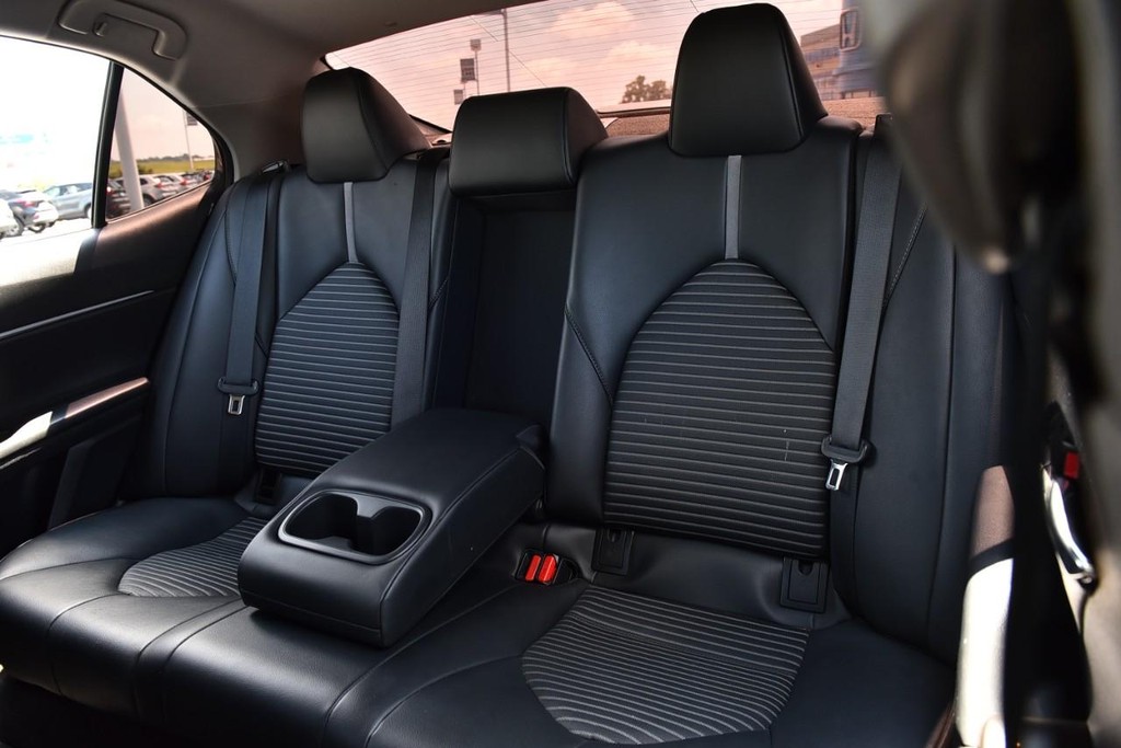 Toyota Camry Vehicle Image 18