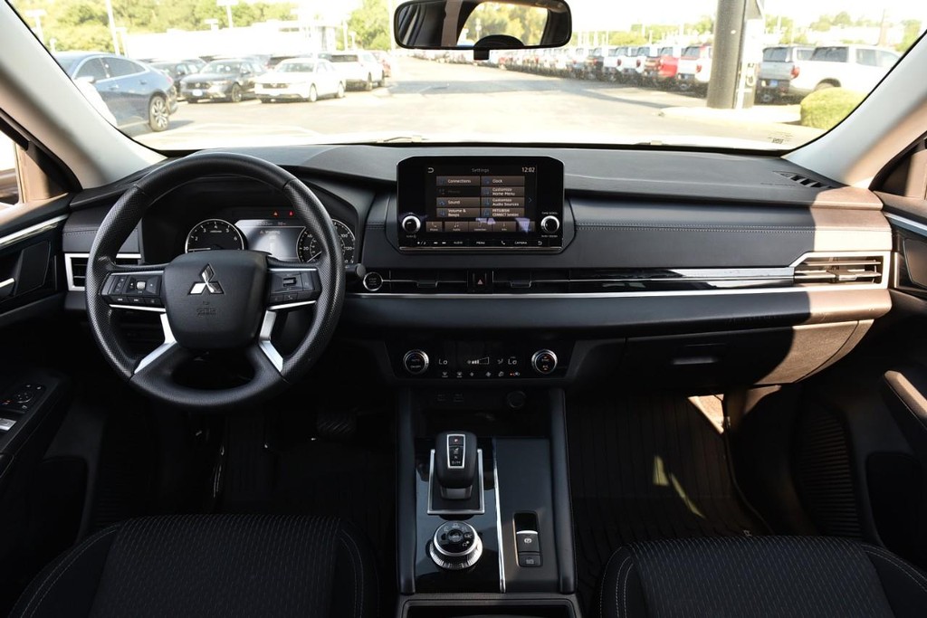 Mitsubishi Outlander Vehicle Image 07