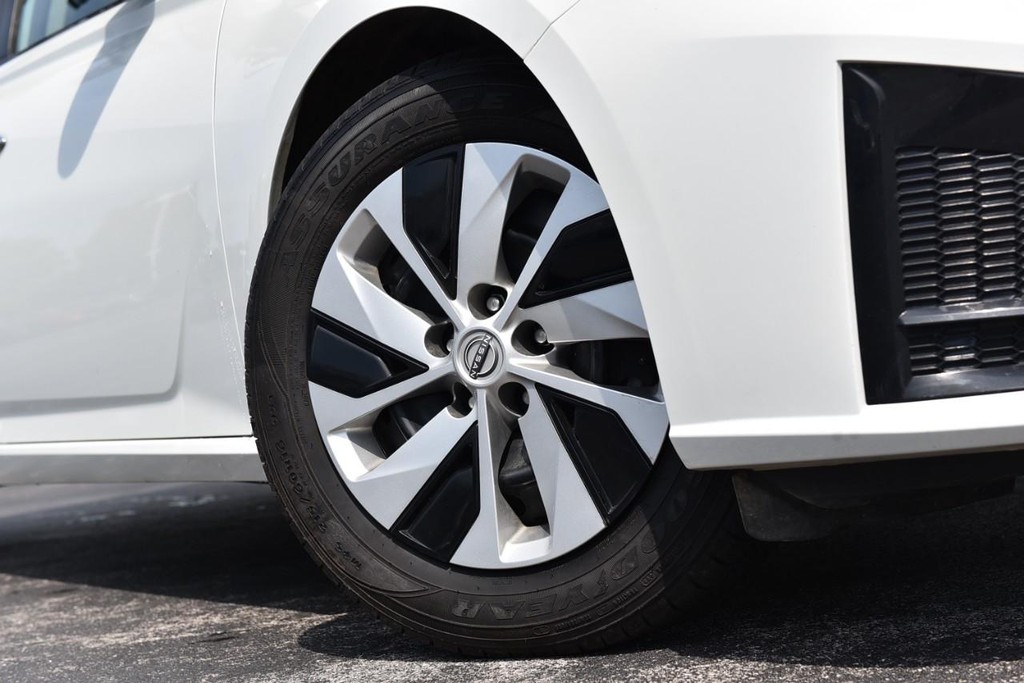 Nissan Altima Vehicle Image 03