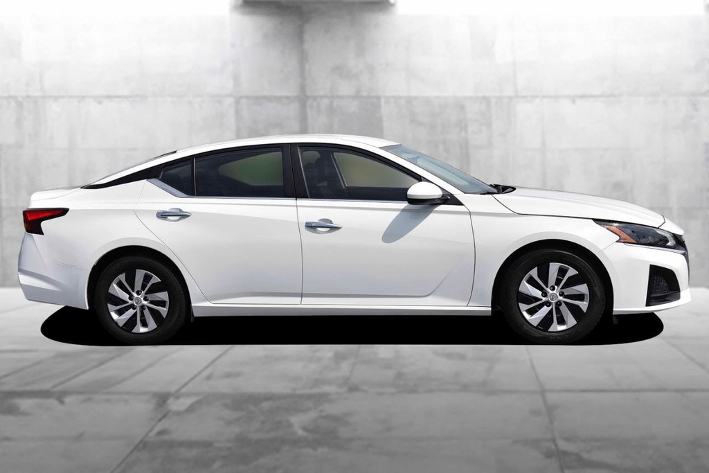Nissan Altima Vehicle Image 05