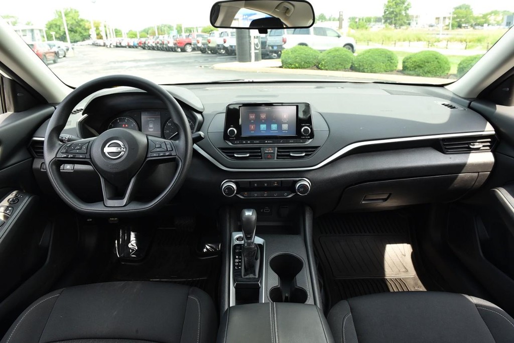 Nissan Altima Vehicle Image 07