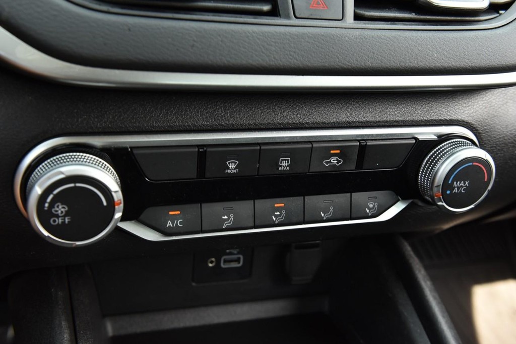 Nissan Altima Vehicle Image 13